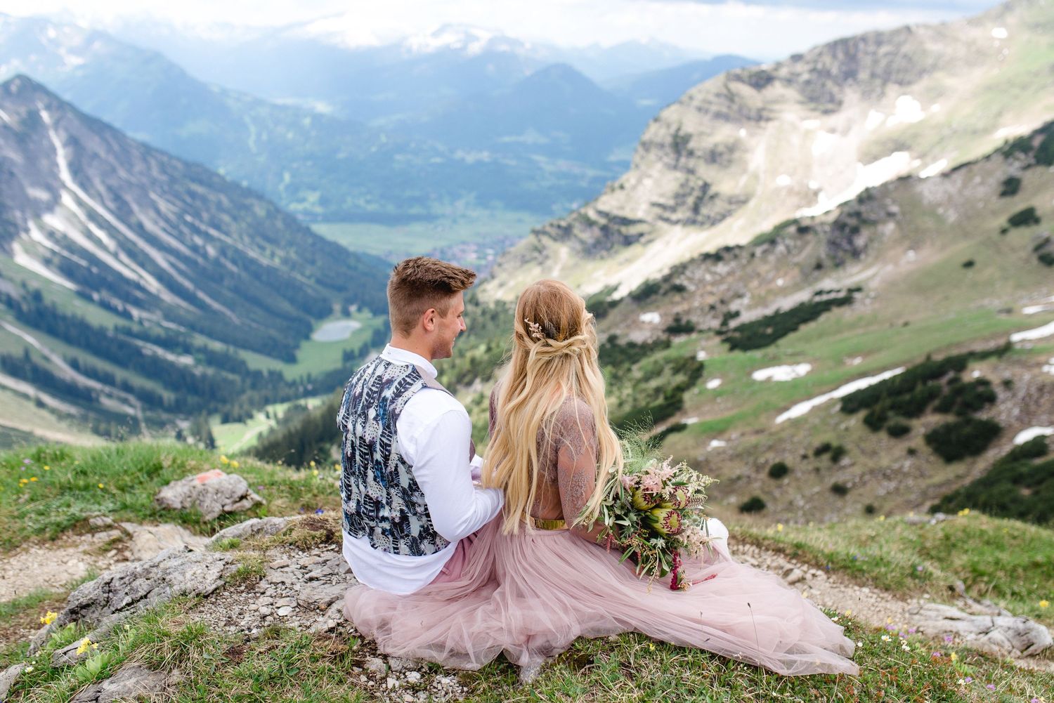Brautpaar sind am Nebelhorn und blickt ins Tal