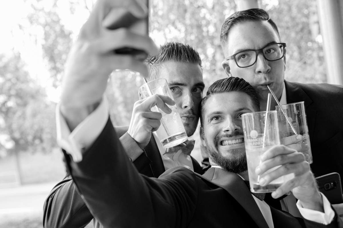 Bräutigam macht Selfie mit seinen Jungs