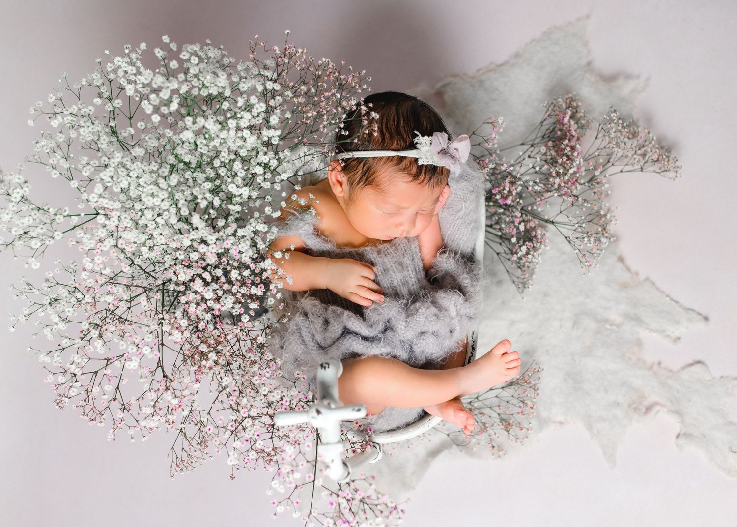 Neugeborenes mit Blüten Florales Shooting