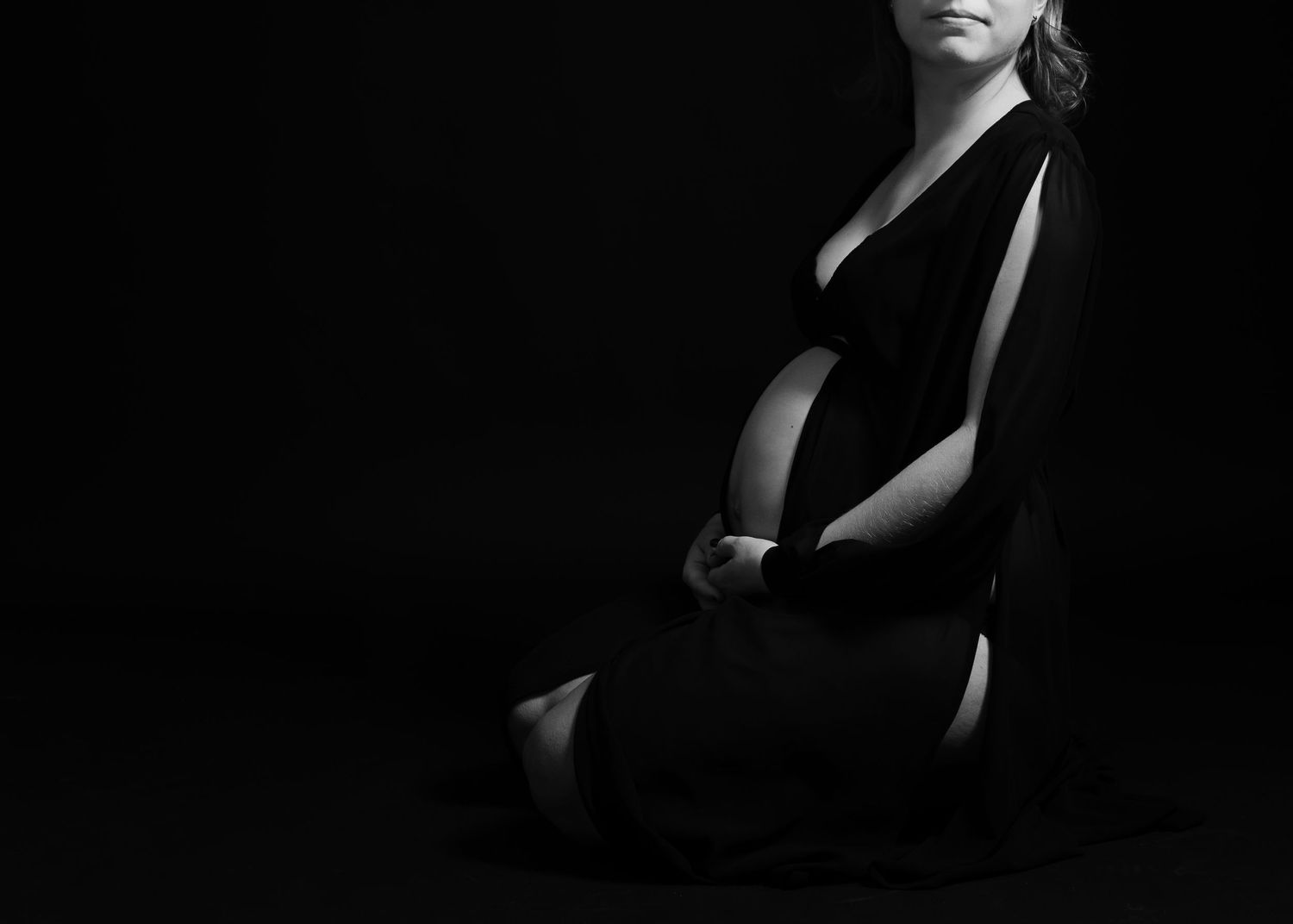 s/w Foto von schwangerer Frau im Studio