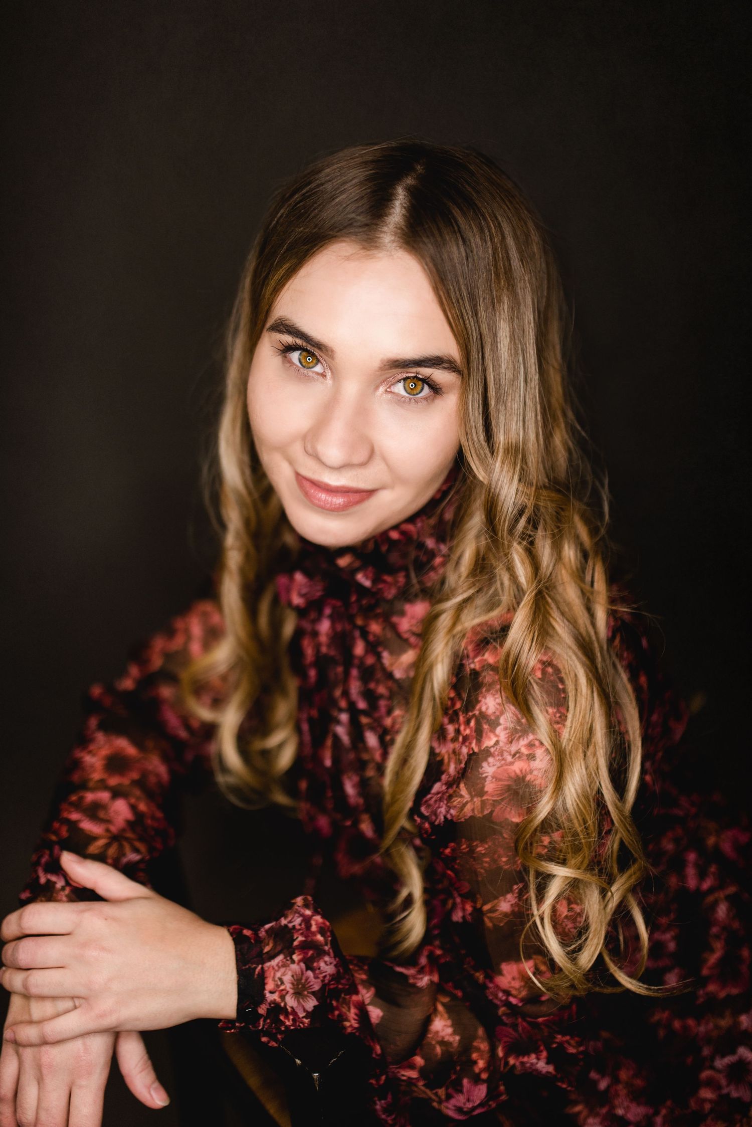 Portrait von junger Frau mit locken