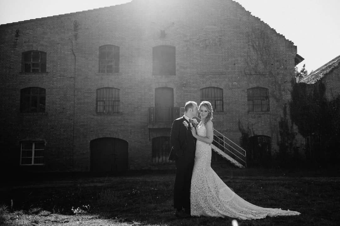 Brautpaar bei Portraitshooting vor alter Fabrik