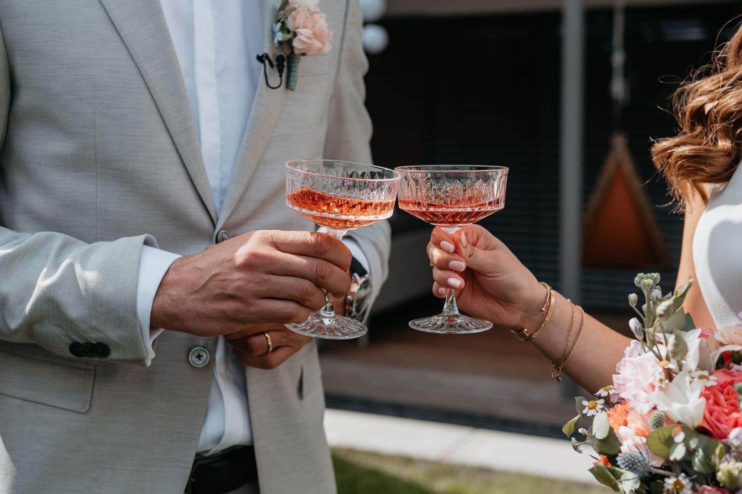 Brautpaar stößt mit Champagner an