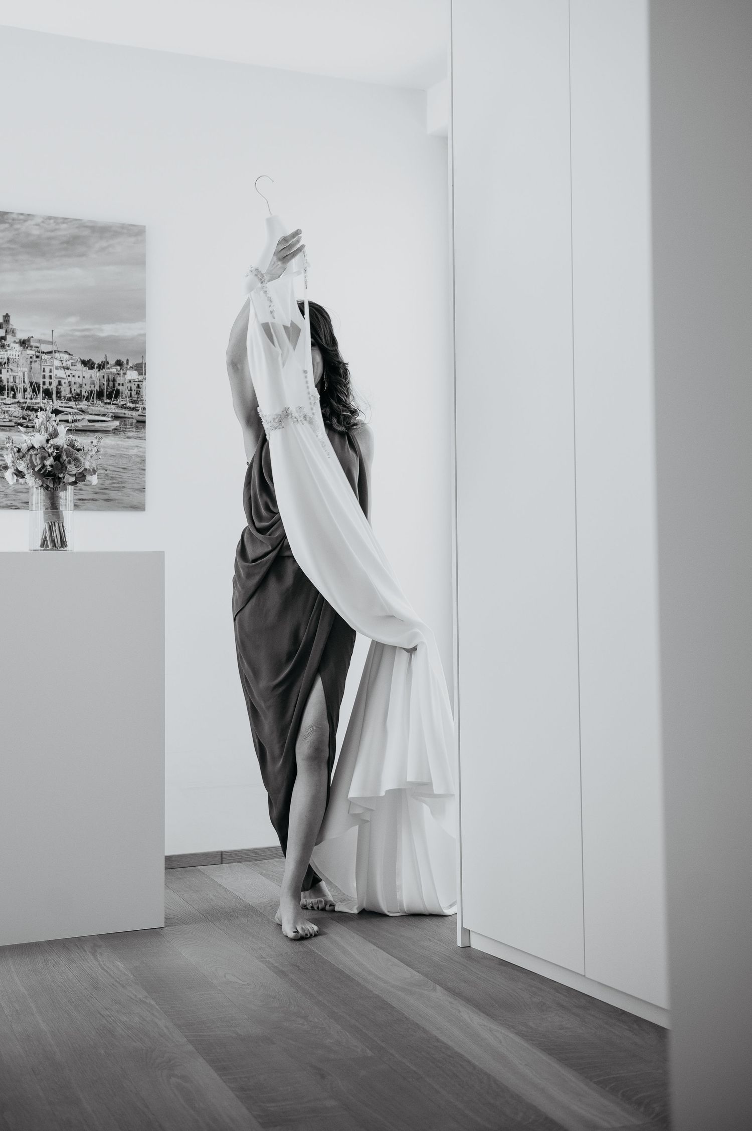 Trauzeugin trägt das Brautkleid