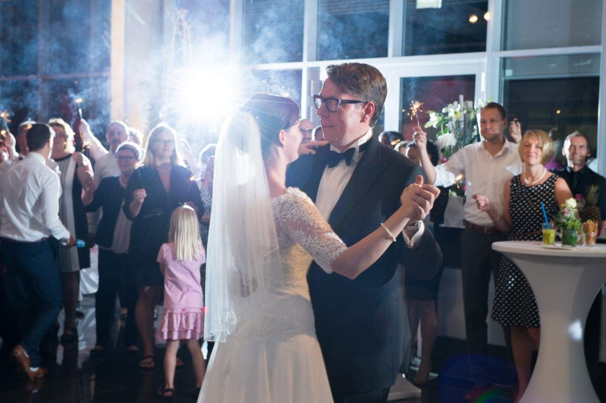 Hochzeitstanz mit jubelnden Gästen