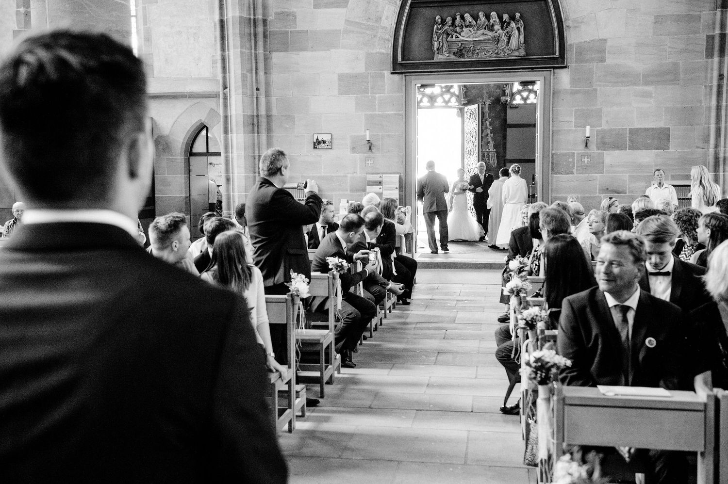 Braut läuft in Kirche zum wartenden Bräutigam