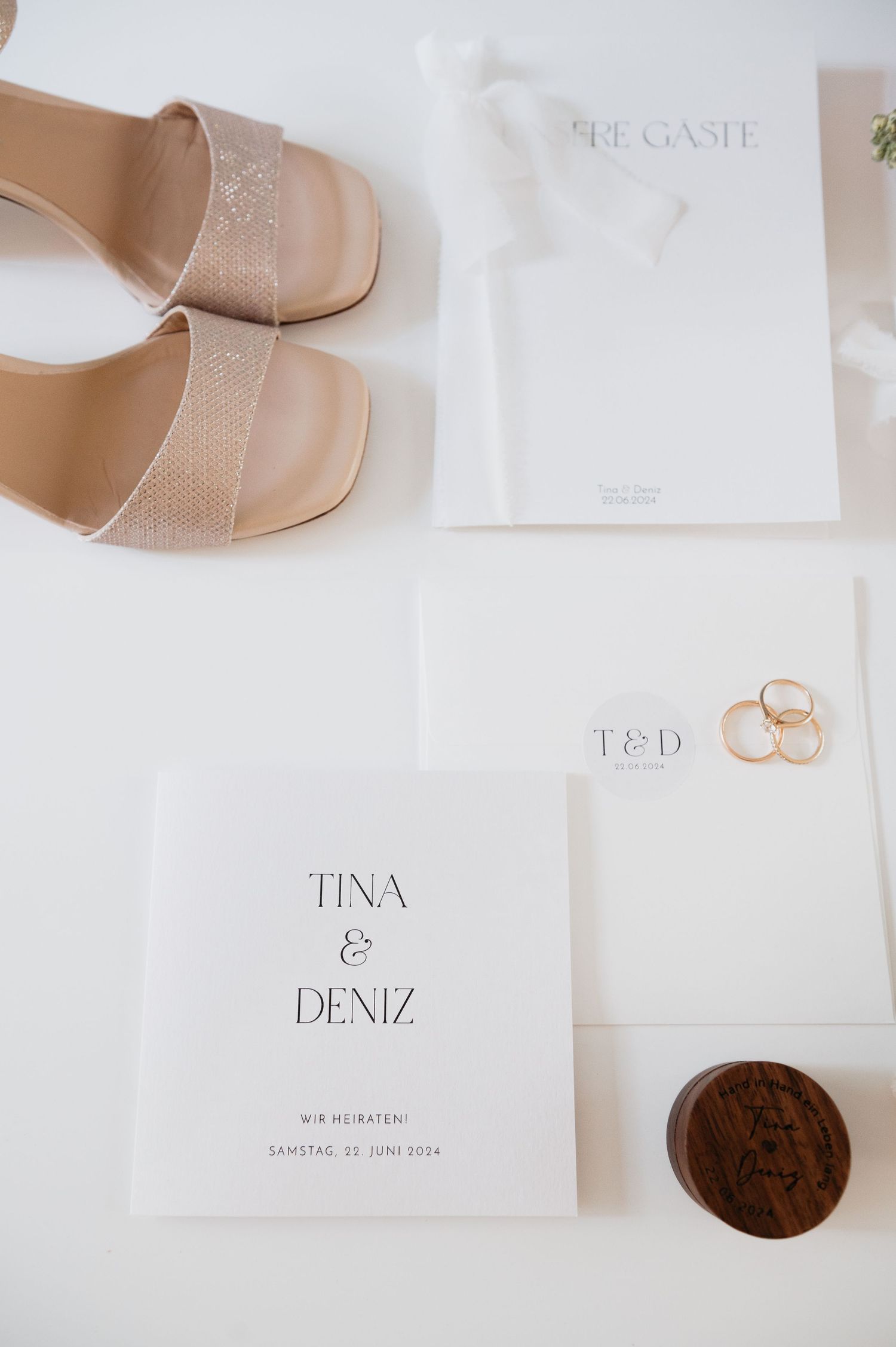Hochzeitspapeterie wurde mit Brautschuhen schön arrangiert