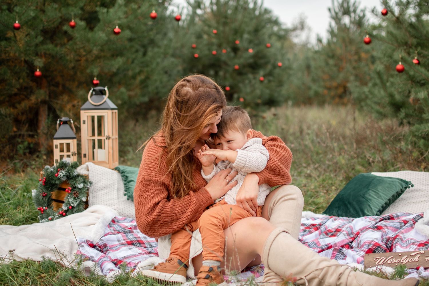 świąteczne mini sesje zdjęciowe rodzinne zimowe poznań fotograf sesja zdjęcia z psem z rodziną Boże Narodzenie Szczytniki dachowa kórnik
