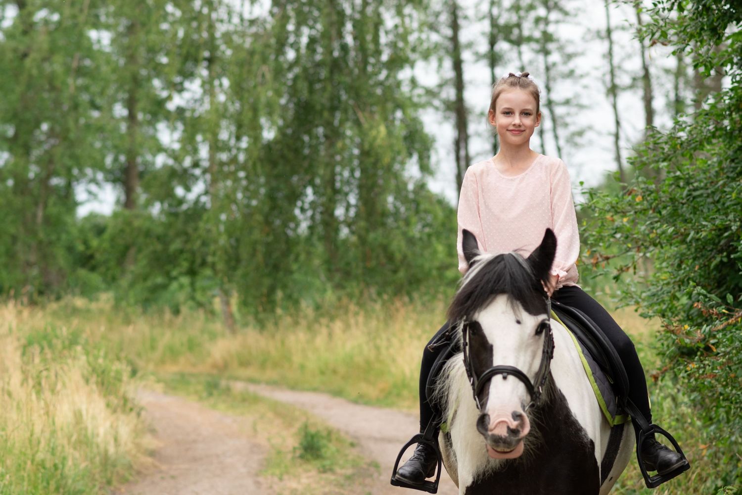 Sesja z koniem fotograf Poznań sesja konna koń konie zdjęcia atrium fitness i stajnia centrum Swarzędz sesja jeździecka prezent voucher
