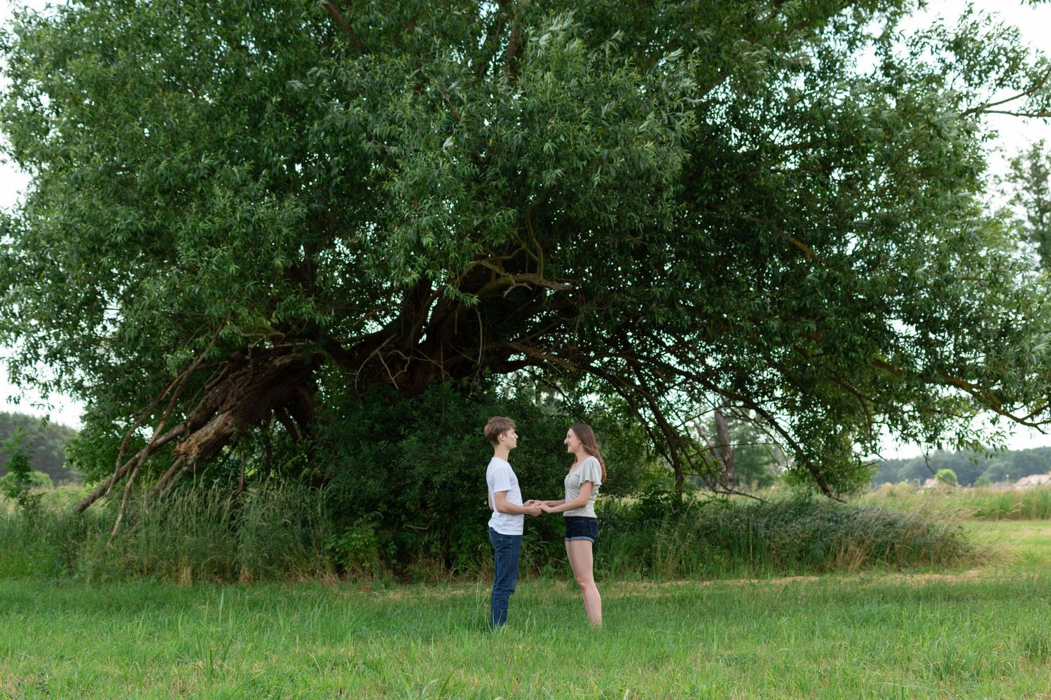sesja zdjęciowa dla par narzeczeńska rodzinna kamionki poznań fotograf pierścionek pary w przyrodzie zieleni