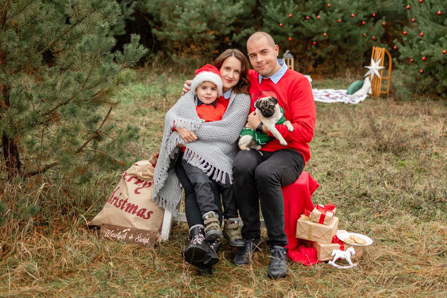 świąteczne mini sesje zdjęciowe rodzinne zimowe poznań fotograf sesja zdjęcia z psem z rodziną Boże Narodzenie Szczytniki dachowa kórnik