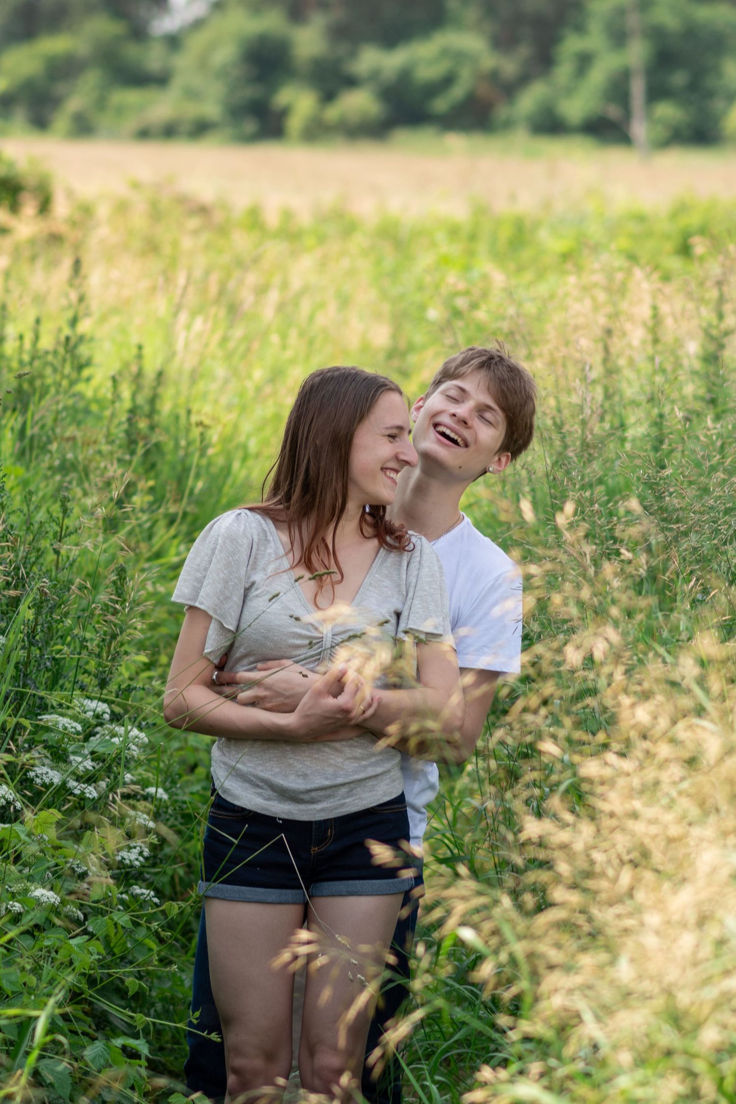 sesja zdjęciowa dla par narzeczeńska rodzinna kamionki poznań fotograf pierścionek pary w przyrodzie zieleni