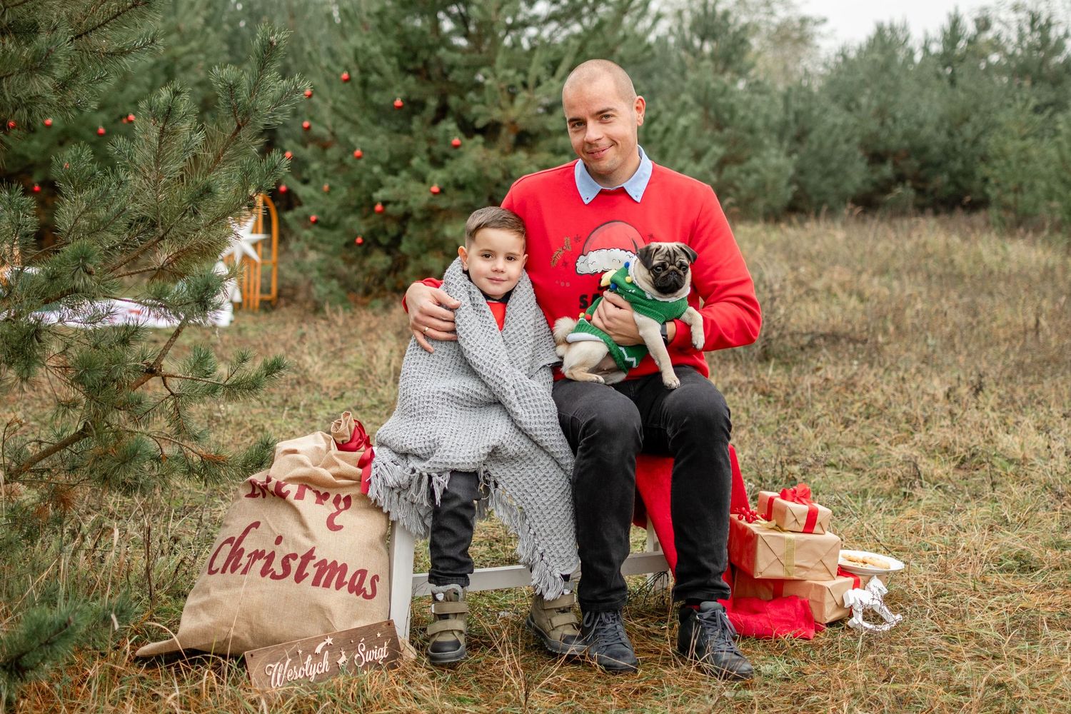 świąteczne mini sesje zdjęciowe rodzinne zimowe poznań fotograf sesja zdjęcia z psem z rodziną Boże Narodzenie Szczytniki dachowa kórnik
