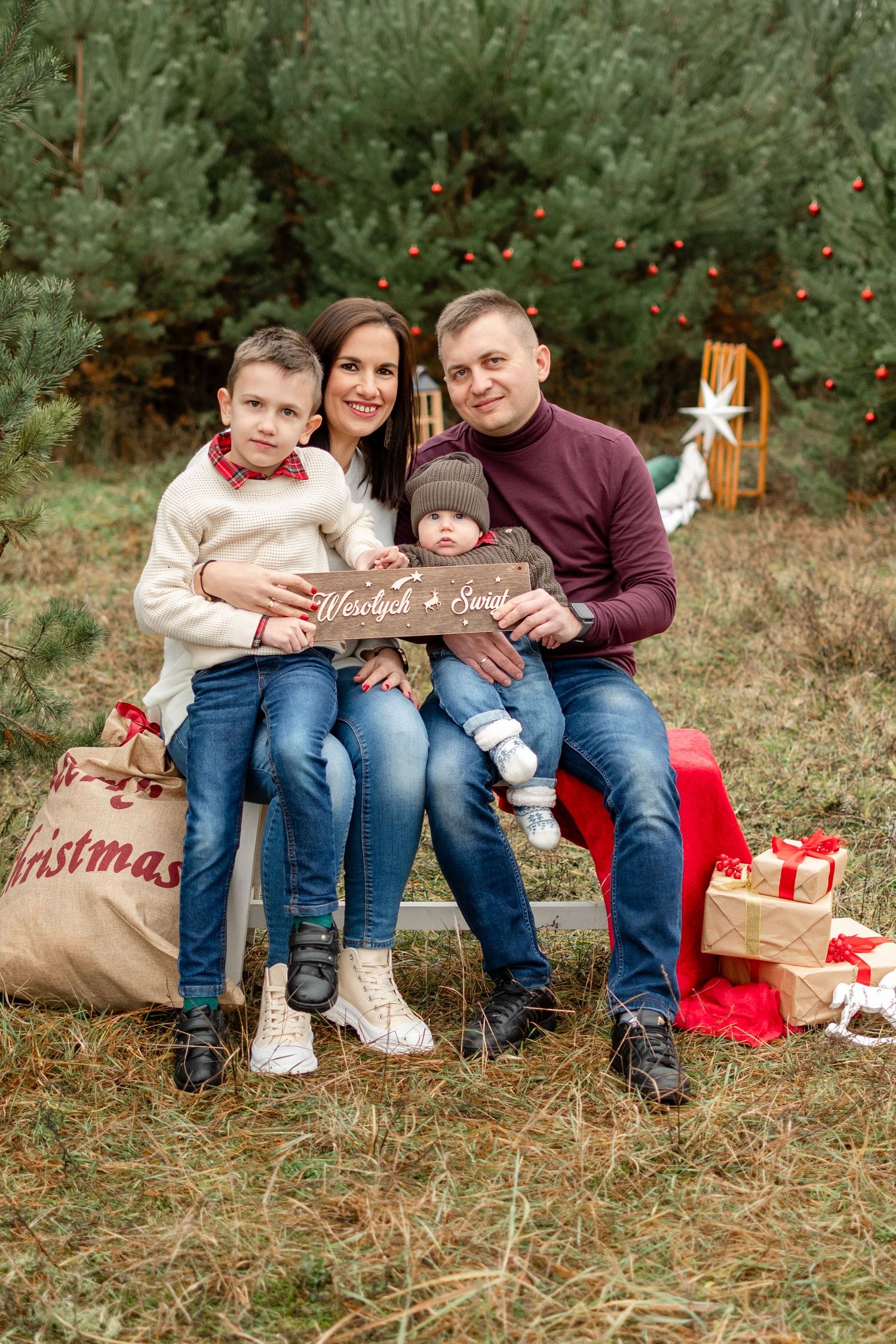 świąteczne mini sesje zdjęciowe rodzinne zimowe poznań fotograf sesja zdjęcia z psem z rodziną Boże Narodzenie Szczytniki dachowa kórnik