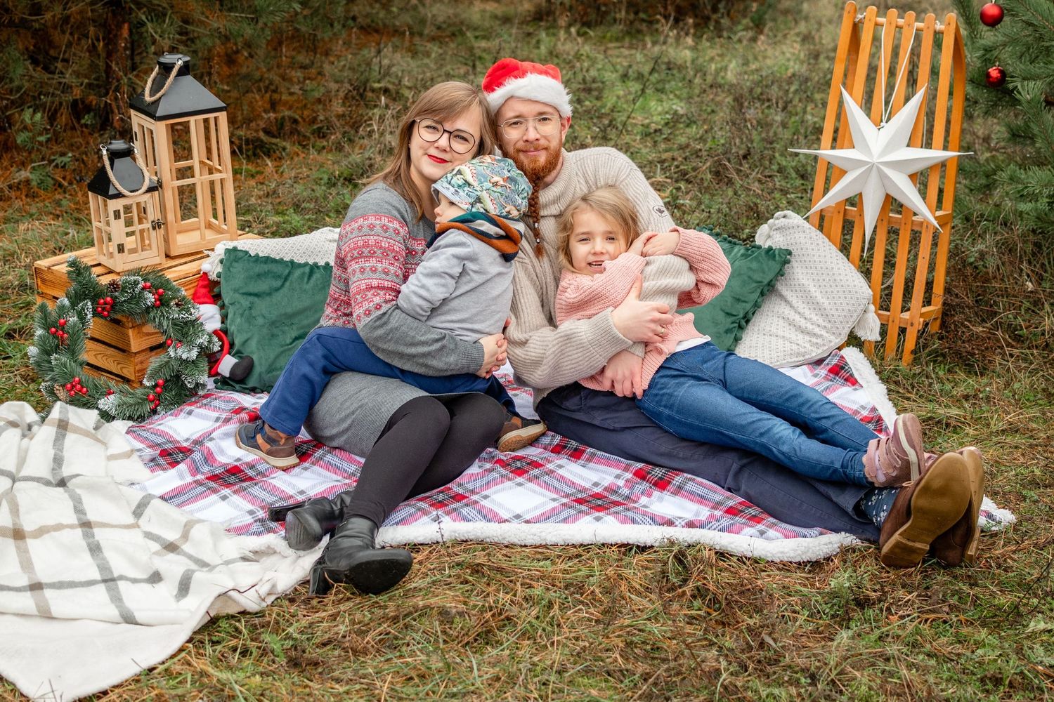 świąteczne mini sesje zdjęciowe rodzinne zimowe poznań fotograf sesja zdjęcia z psem z rodziną Boże Narodzenie Szczytniki dachowa kórnik