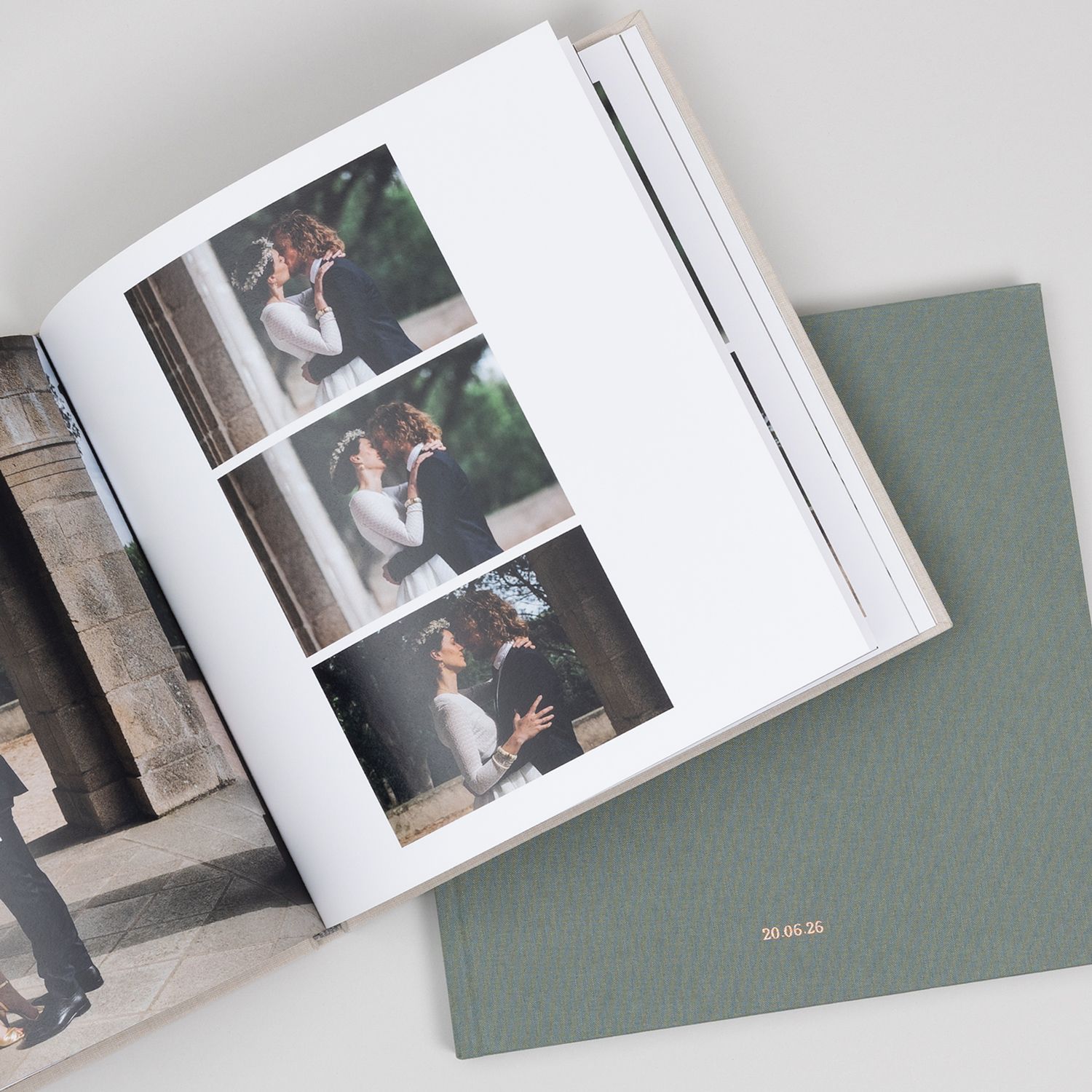 Album photo de mariage montrant une séquence de moments de célébration candides affichés sur des pages blanches sur fond vert sauge.