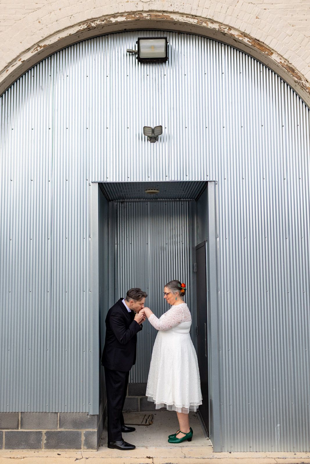 archway couple photo super cute kissing her hand