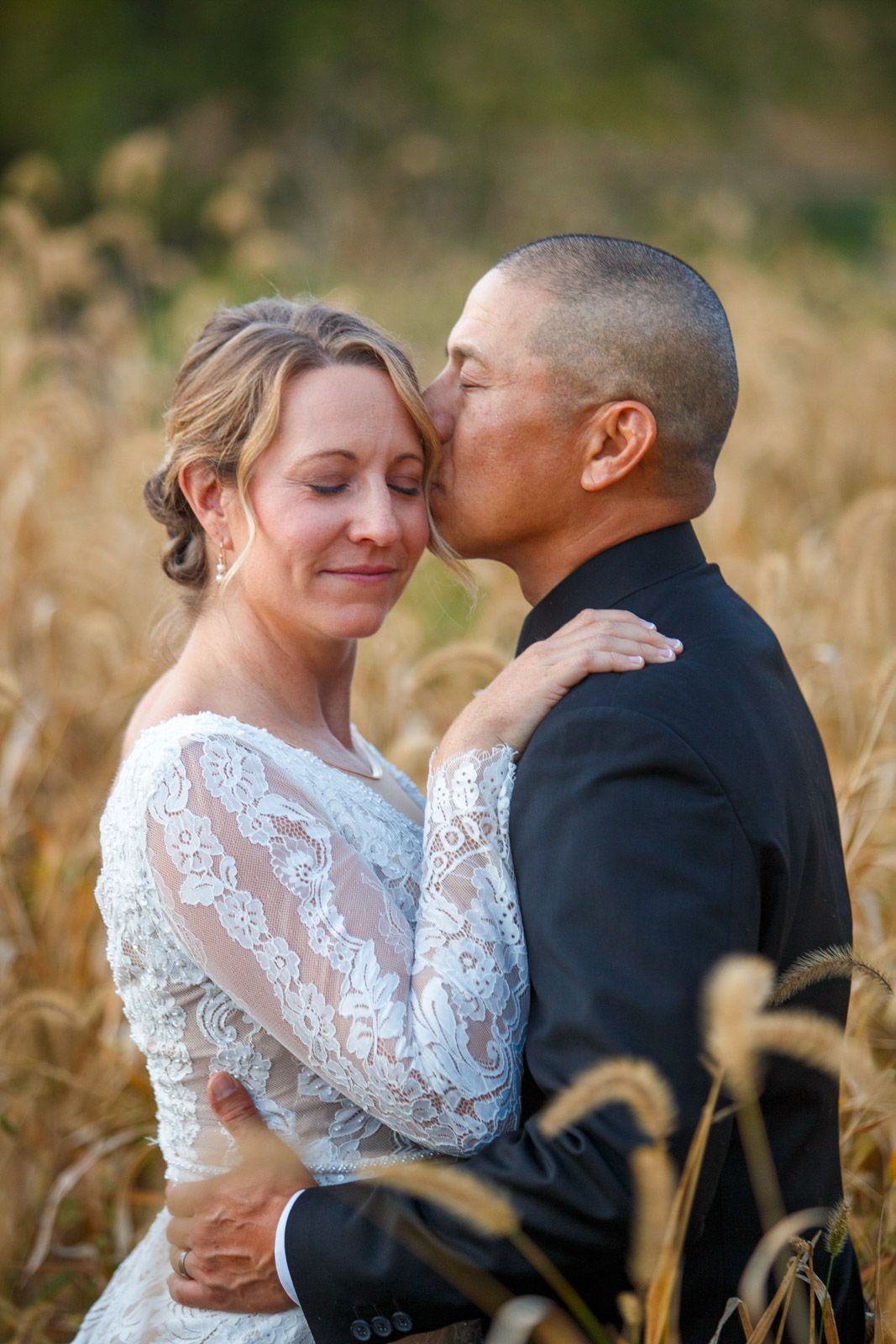 wheat field couple kissing