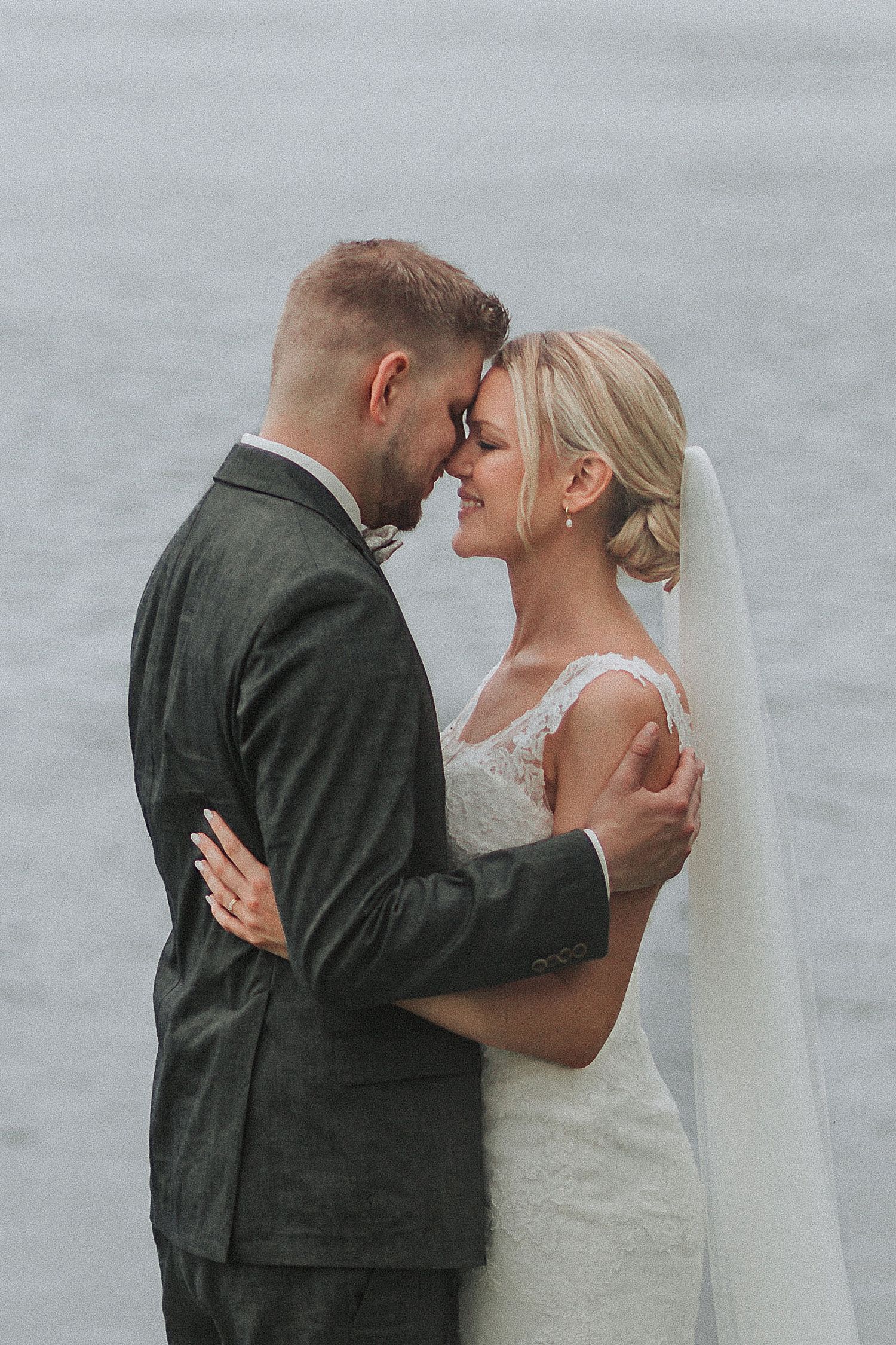 Bröllopsfotografering vid havet i regnet, intim bröllopsfotografering.
