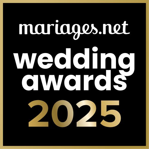 Black and gold Mariages.net Wedding Awards 2025 logo on dark background.
