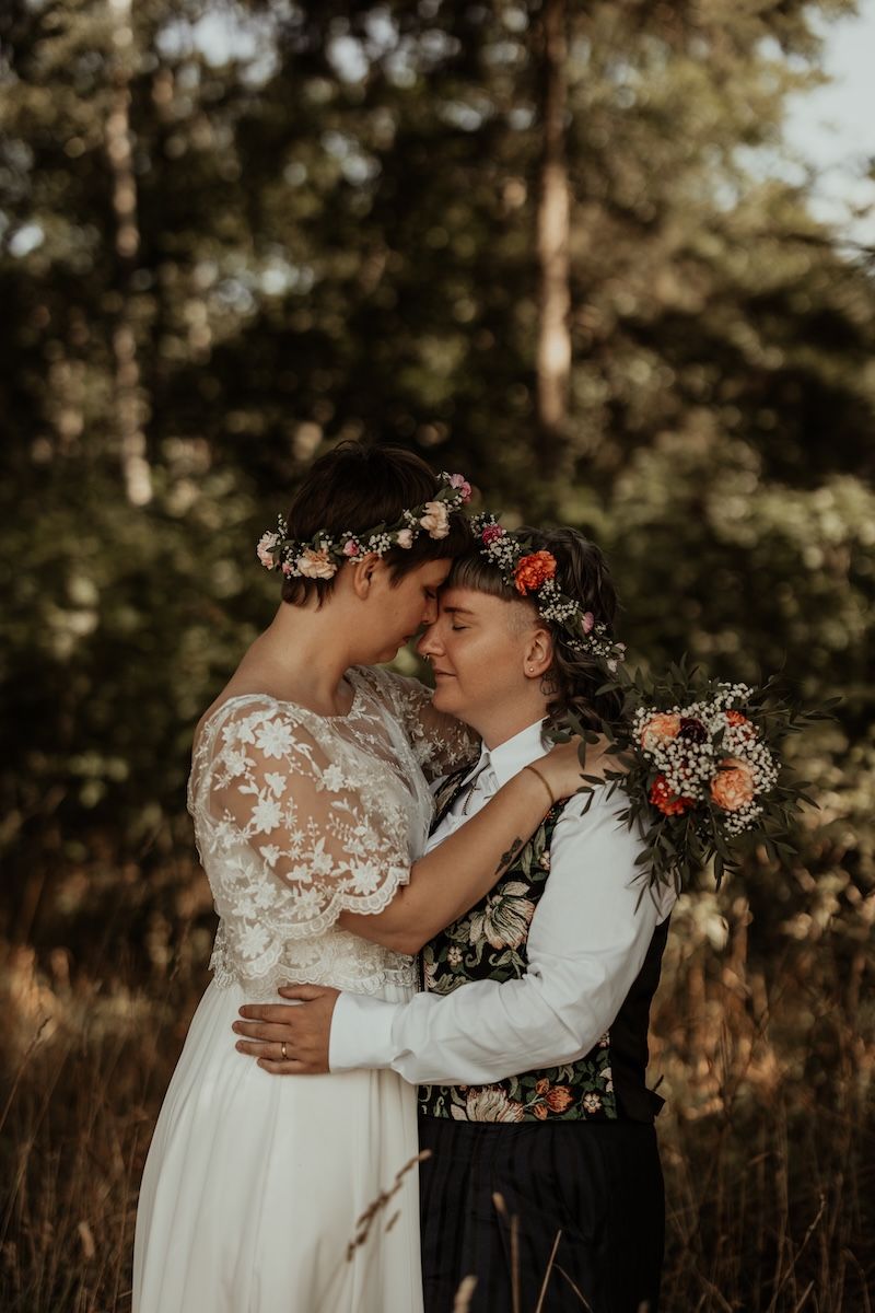 Personligt queerbröllop i Skåne fotograferat av Grevholm Photography.