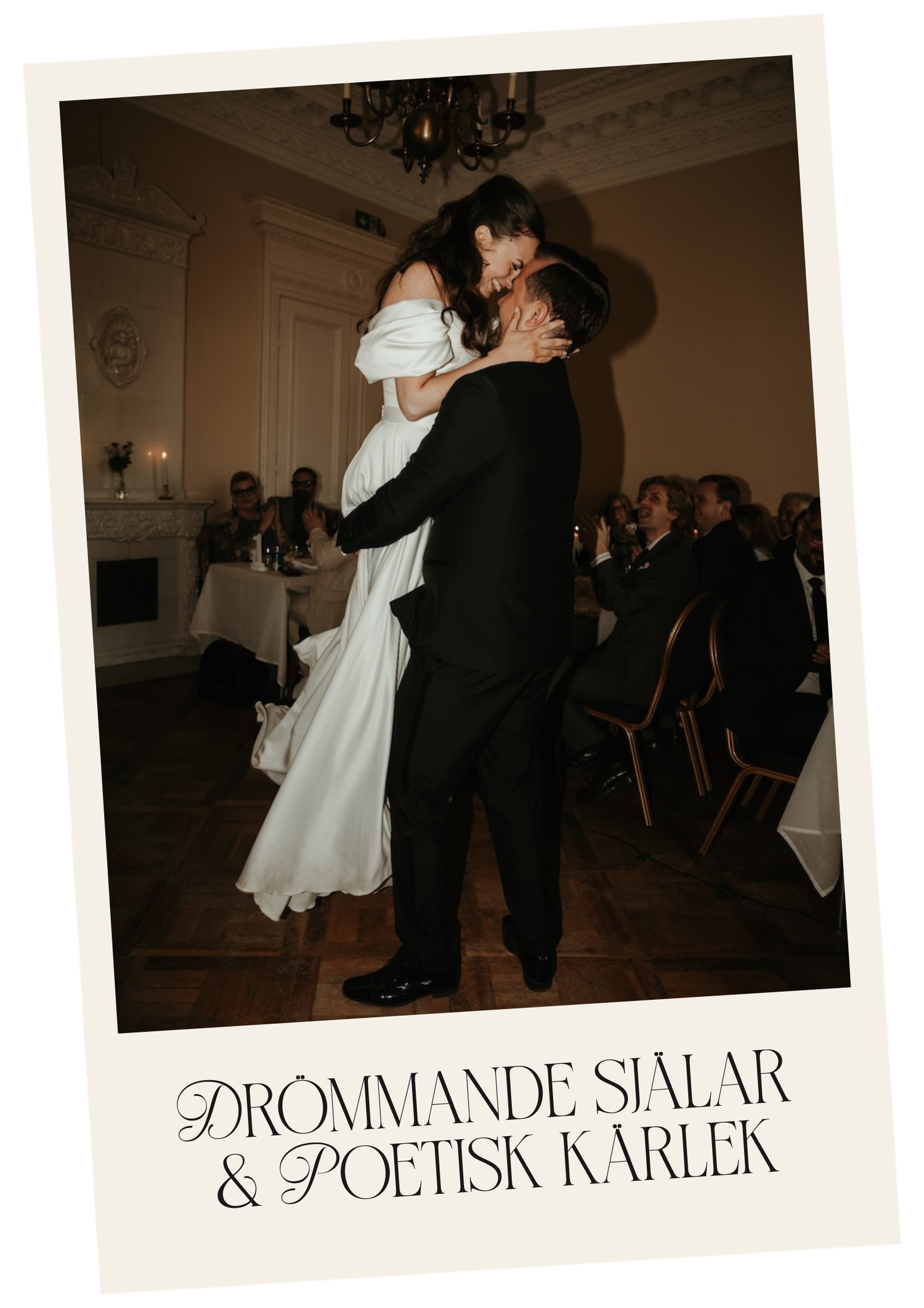 En brudgum lyfter upp sin brud under första dansen på deras bröllop i Göteborg. Foto av Grevholm Photography