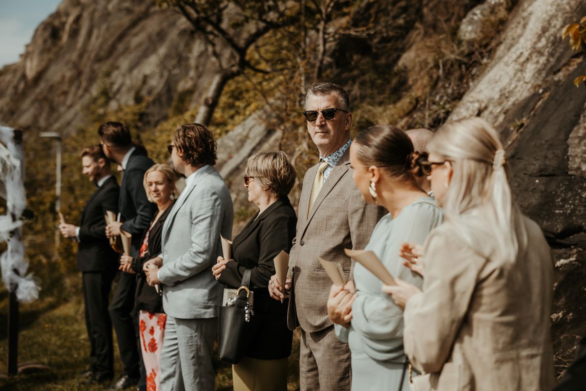 Västkustbröllop i Nösund Sjöstuga på Orust i maj 2025, förevigat av fotograf Grevholm Photography.