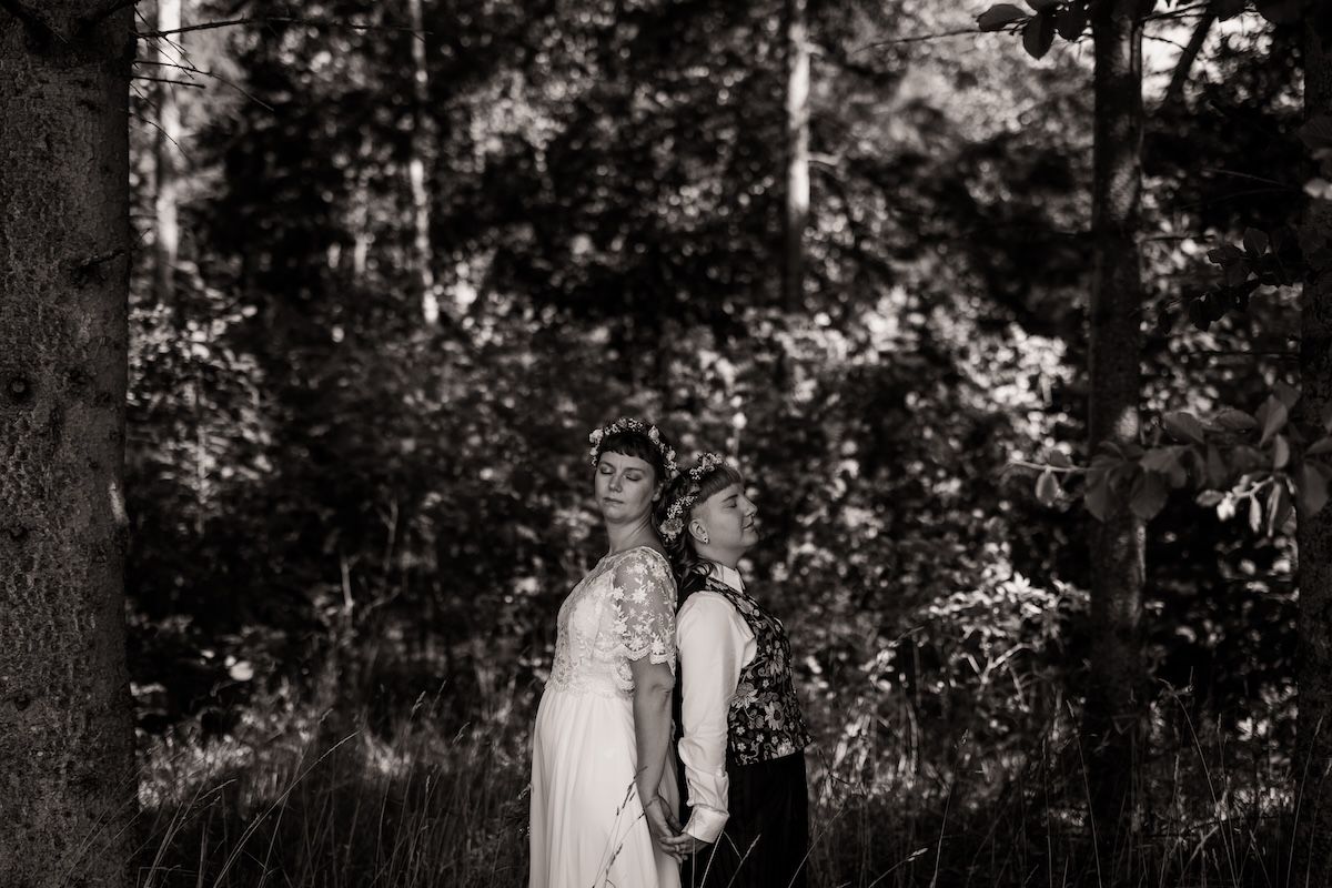 Personligt queerbröllop i Skåne fotograferat av Grevholm Photography.