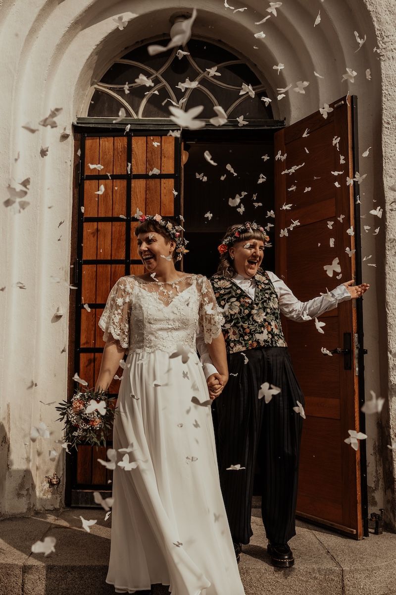 Personligt queerbröllop i Skåne fotograferat av Grevholm Photography.