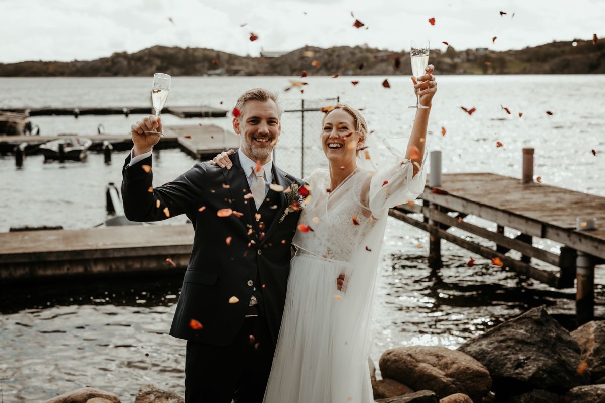 Västkustbröllop i Nösund Sjöstuga på Orust i maj 2025, förevigat av fotograf Grevholm Photography.