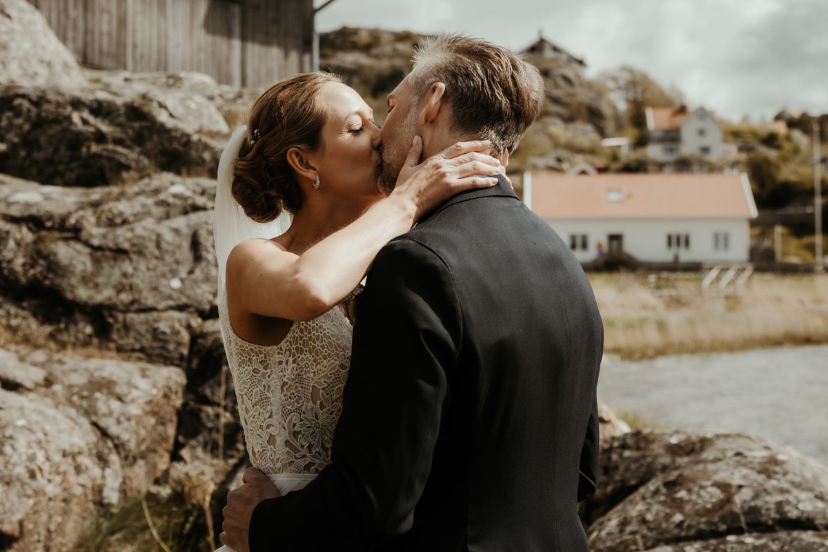 Västkustbröllop i Nösund Sjöstuga på Orust i maj 2025, förevigat av fotograf Grevholm Photography.