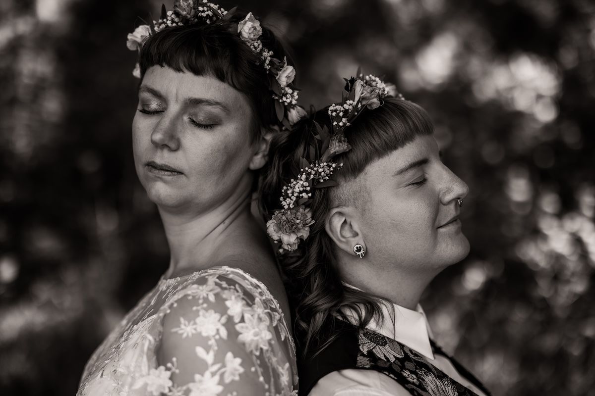 Personligt queerbröllop i Skåne fotograferat av Grevholm Photography.