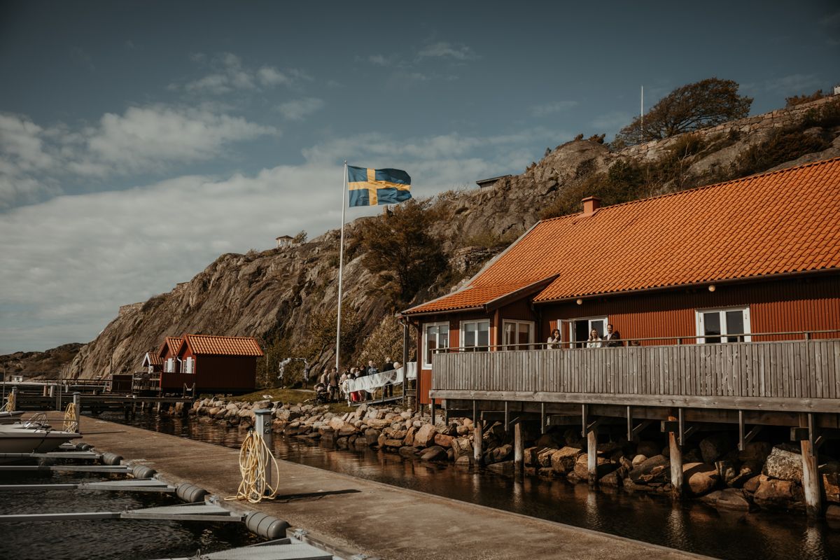 Västkustbröllop i Nösund Sjöstuga på Orust i maj 2025, förevigat av fotograf Grevholm Photography.