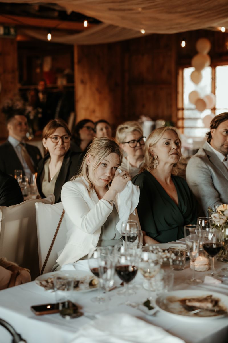 Västkustbröllop i Nösund Sjöstuga på Orust i maj 2025, förevigat av fotograf Grevholm Photography.