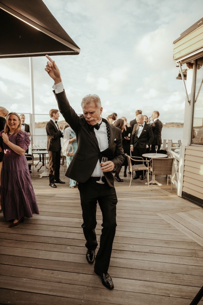 En man dansar glatt under ett mingel av ett bröllop på Särö Blomstermåla. Foto av Grevholm Photography