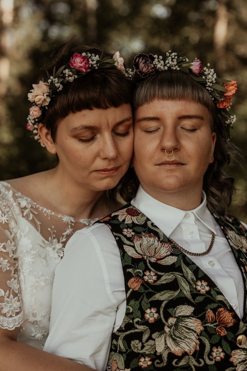 Personligt queerbröllop i Skåne fotograferat av Grevholm Photography.
