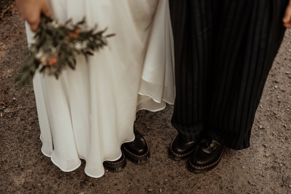 Personligt queerbröllop i Skåne fotograferat av Grevholm Photography.