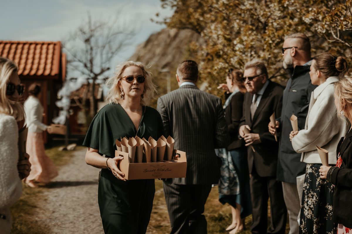 Västkustbröllop i Nösund Sjöstuga på Orust i maj 2025, förevigat av fotograf Grevholm Photography.