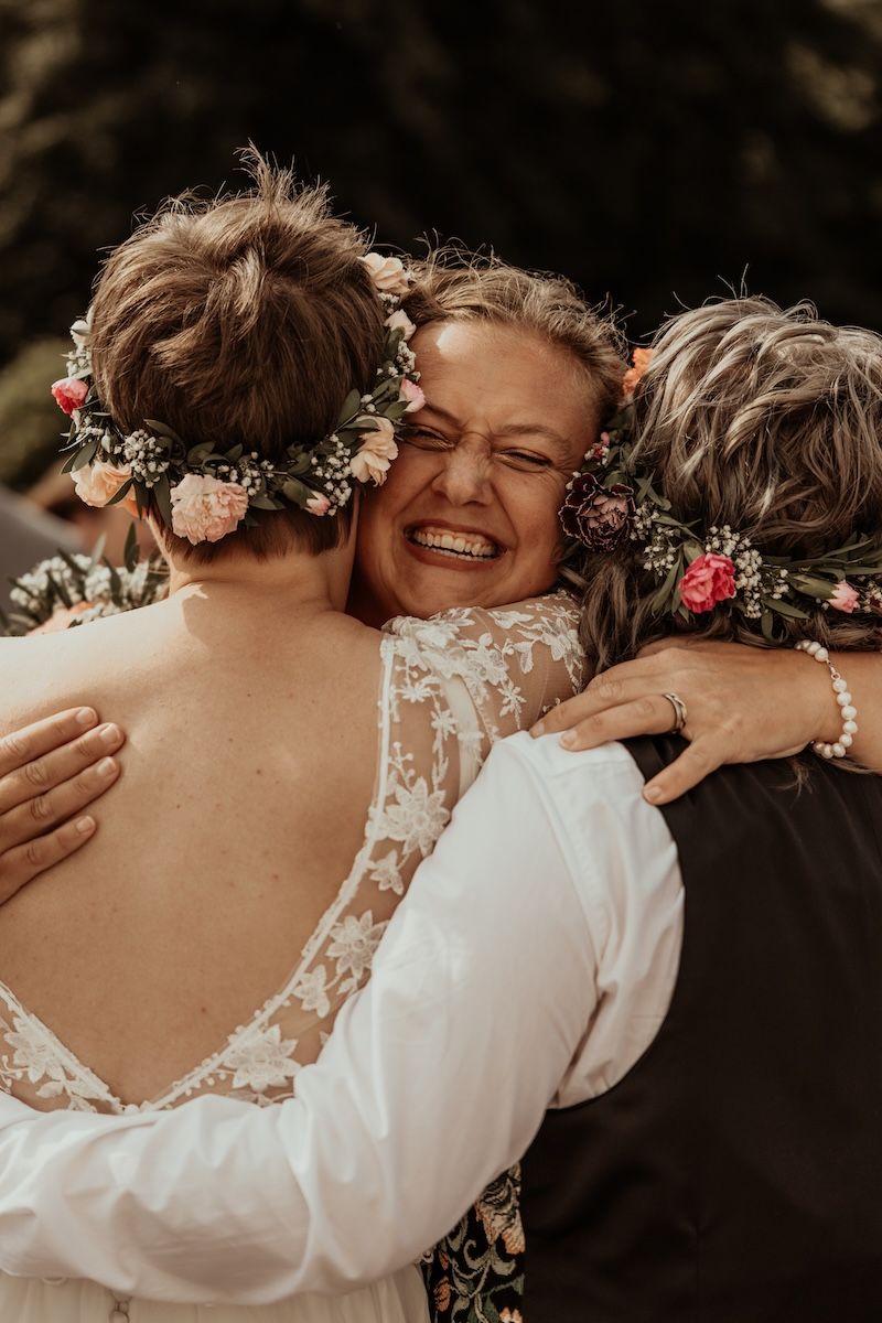 Personligt queerbröllop i Skåne fotograferat av Grevholm Photography.
