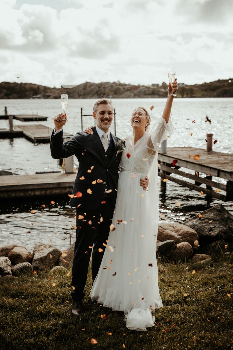 Västkustbröllop i Nösund Sjöstuga på Orust i maj 2025, förevigat av fotograf Grevholm Photography.