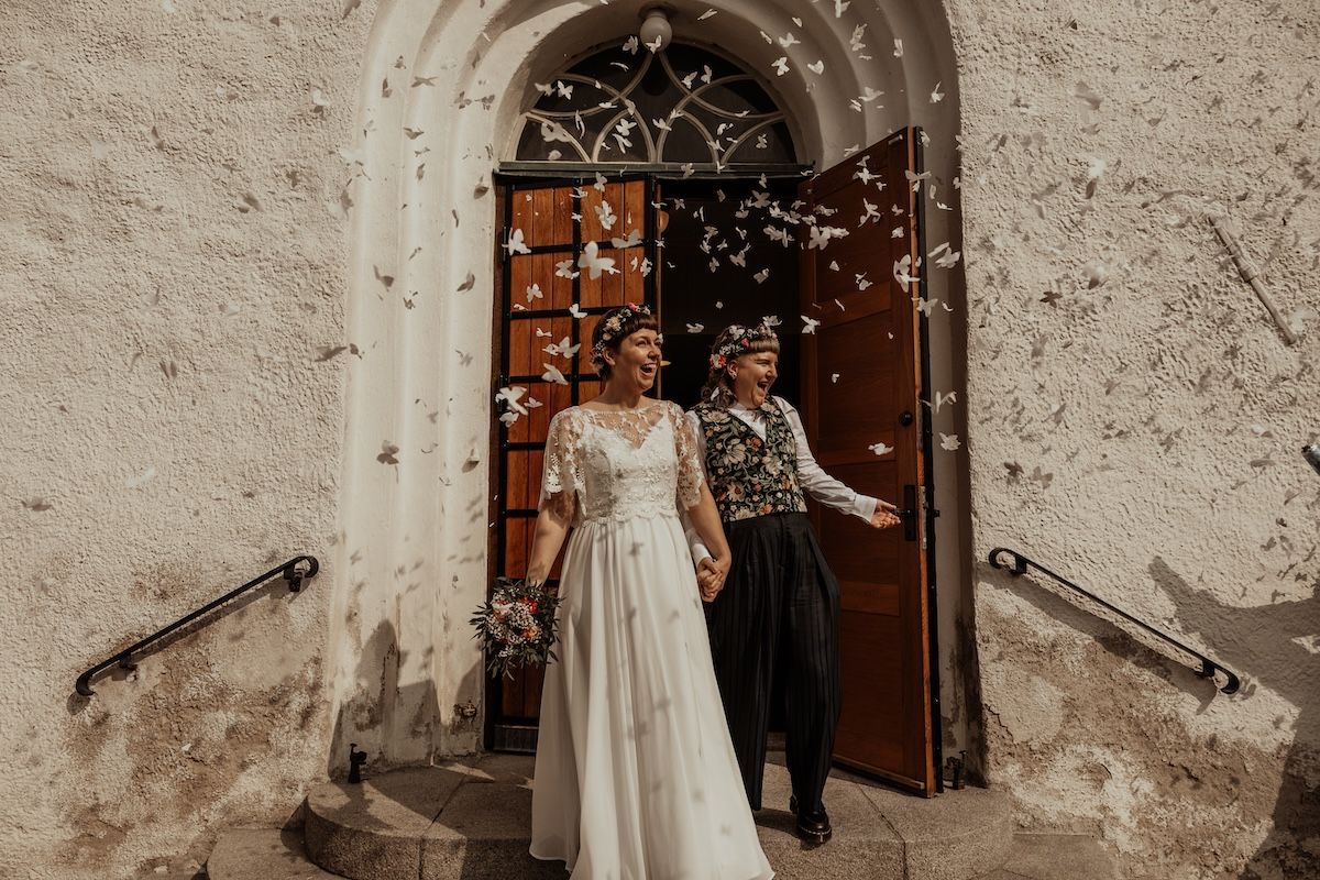 Personligt queerbröllop i Skåne fotograferat av Grevholm Photography.