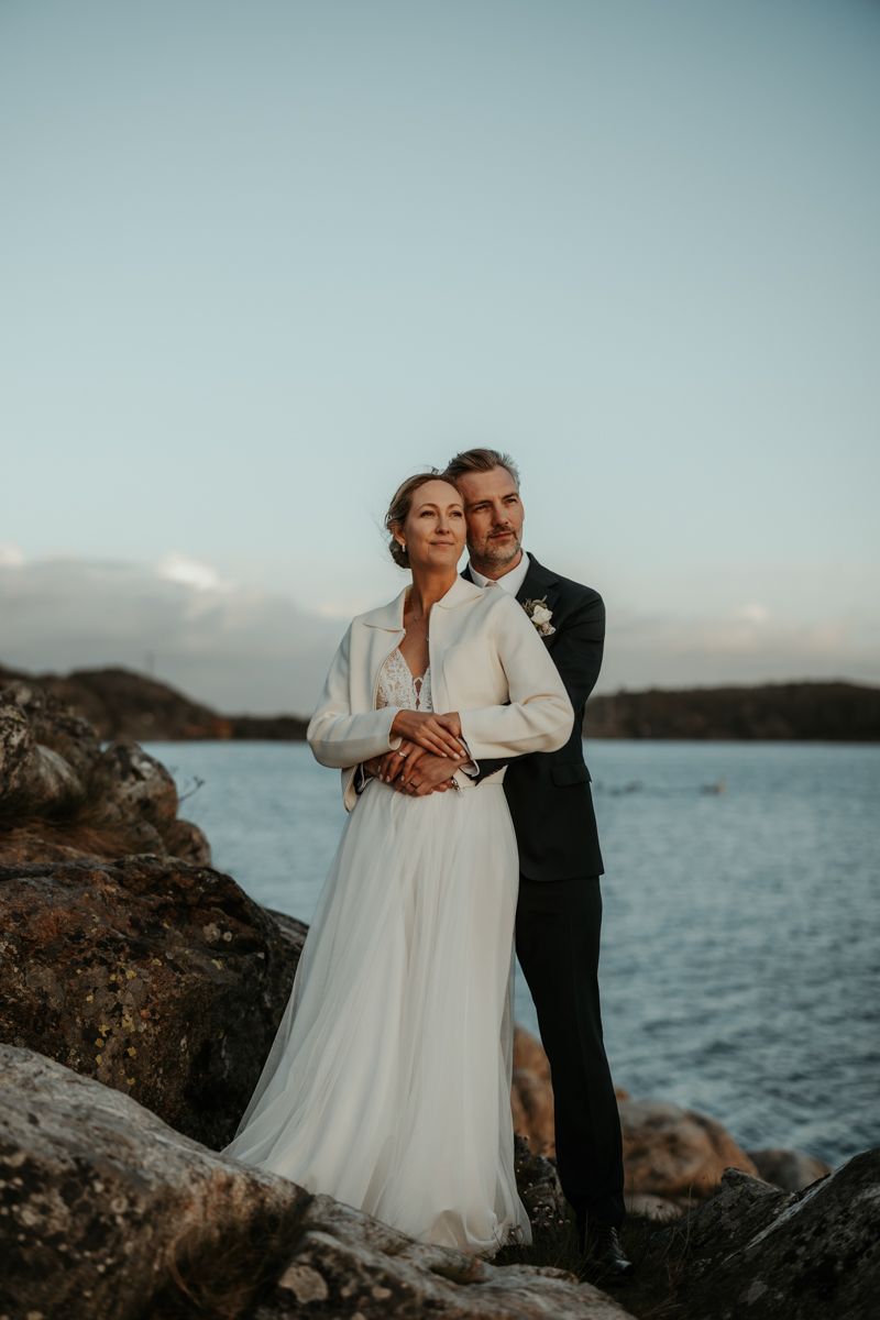 Västkustbröllop i Nösund Sjöstuga på Orust i maj 2025, förevigat av fotograf Grevholm Photography.