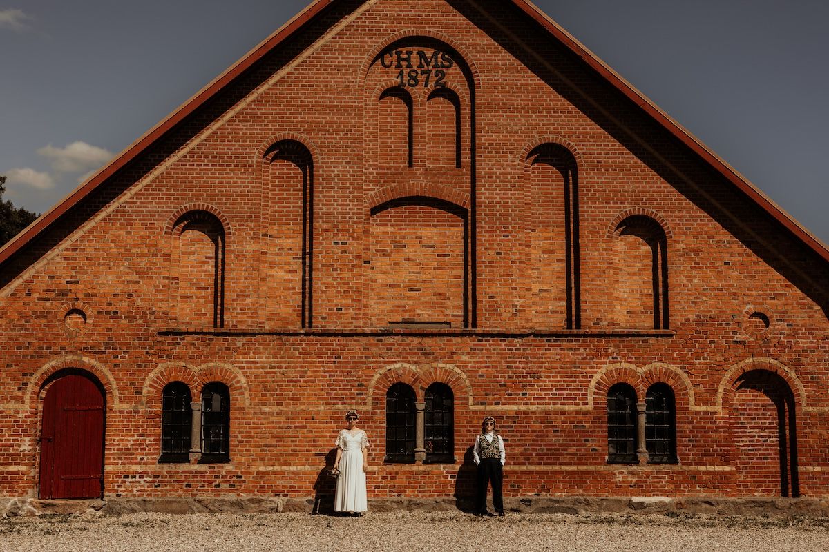 Personligt queerbröllop i Skåne fotograferat av Grevholm Photography.