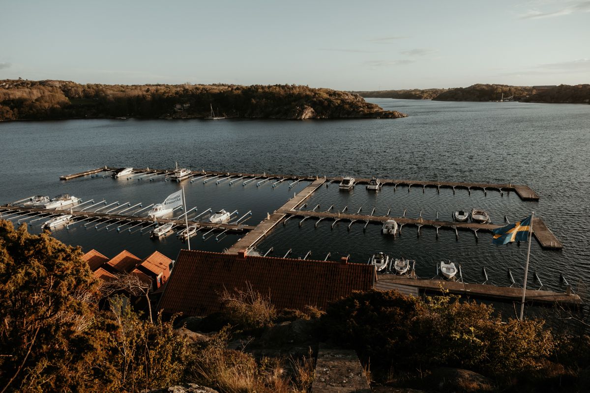 Västkustbröllop i Nösund Sjöstuga på Orust i maj 2025, förevigat av fotograf Grevholm Photography.