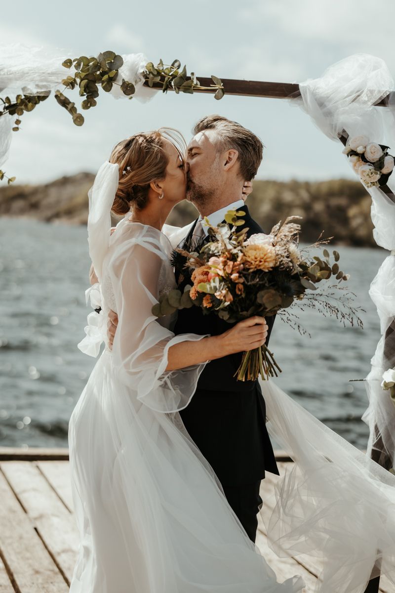 Västkustbröllop i Nösund Sjöstuga på Orust i maj 2025, förevigat av fotograf Grevholm Photography.