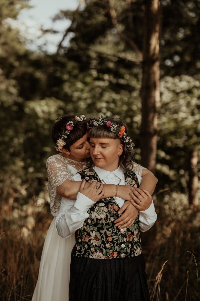 Personligt queerbröllop i Skåne fotograferat av Grevholm Photography.