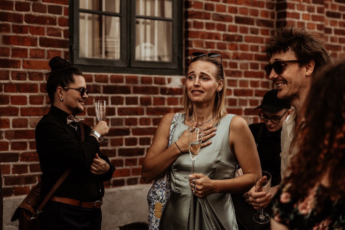 Personligt queerbröllop i Skåne fotograferat av Grevholm Photography.