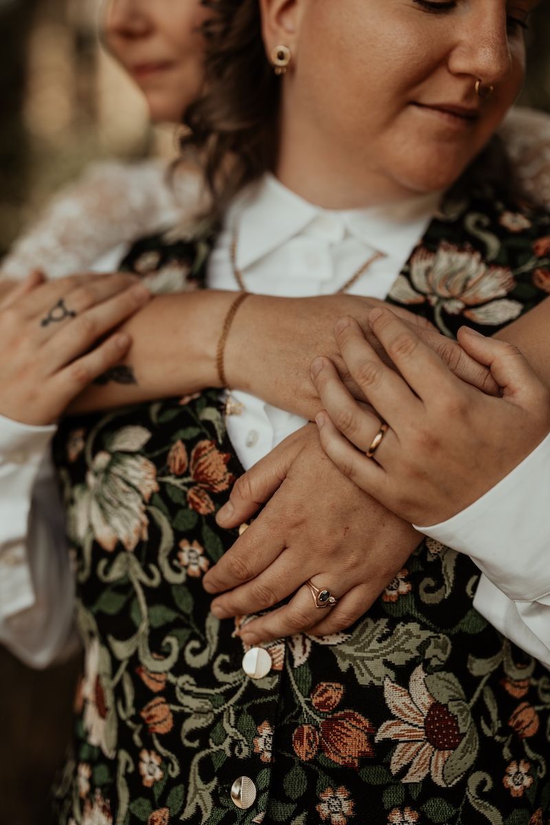 Personligt queerbröllop i Skåne fotograferat av Grevholm Photography.
