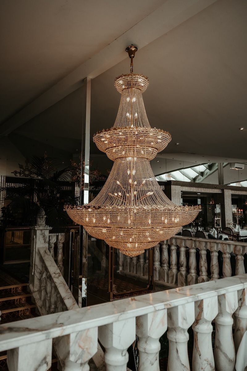 En stor, vacker kristallkrona på Säröhus havshotell. Foto av Grevholm Photography
