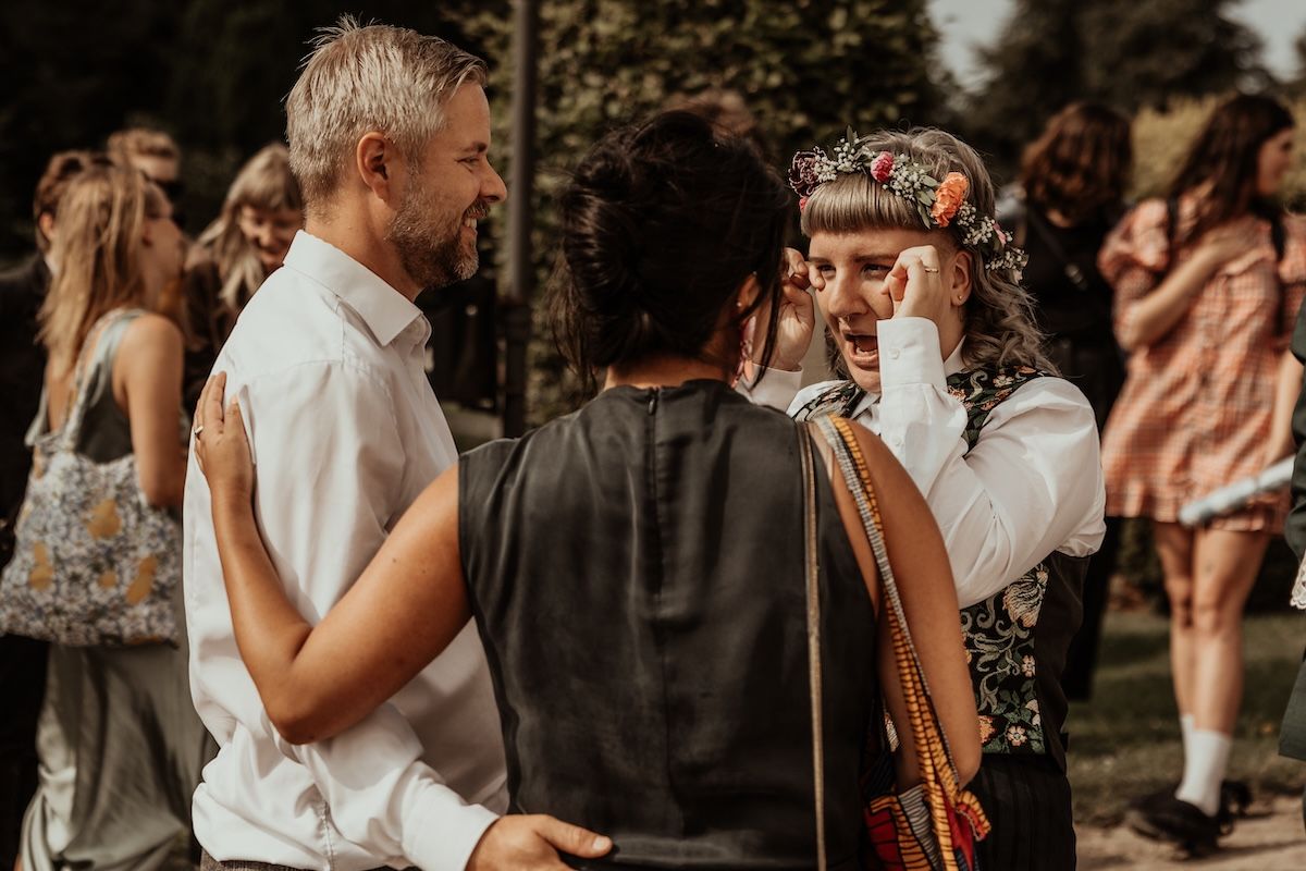 Personligt queerbröllop i Skåne fotograferat av Grevholm Photography.